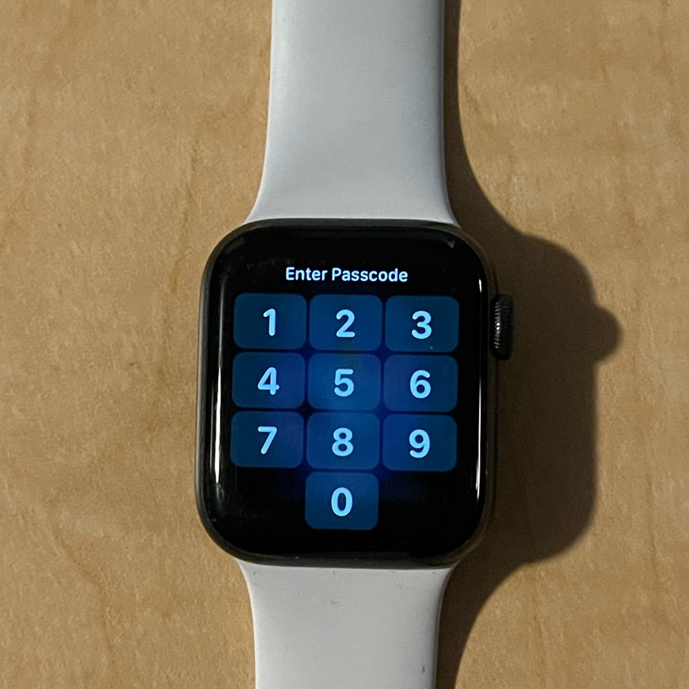 SOLD Apple watch series 5 aluminium black GPS - Picture 8 of 9